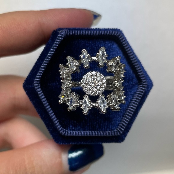 Unique Ring - Picture 4 of 11